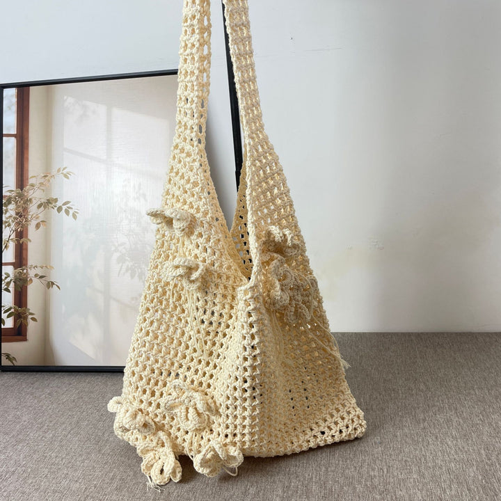 Handgeknüpfte Strandtaschen mit floralem Detail Skanto