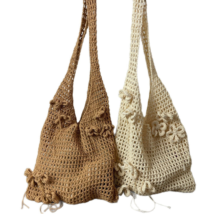Handgeknüpfte Strandtaschen mit floralem Detail Skanto