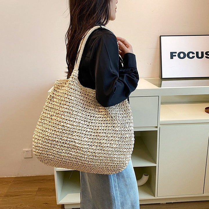 Handtasche aus handgewebtem Naturmaterial mit geräumigem Innenraum Skanto