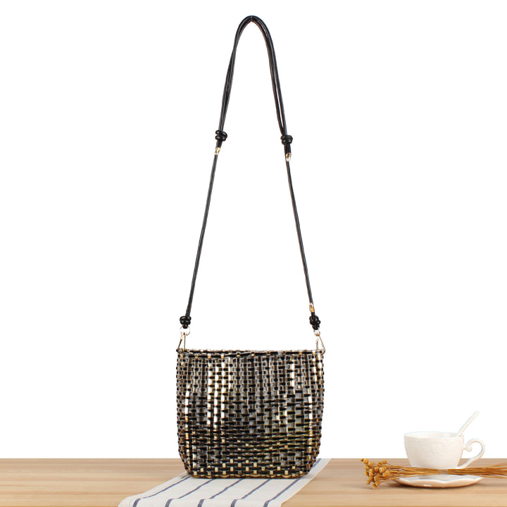 Umhängetasche aus handgewebtem Synthetikmaterial mit modischem Schiebemechanismus Skanto