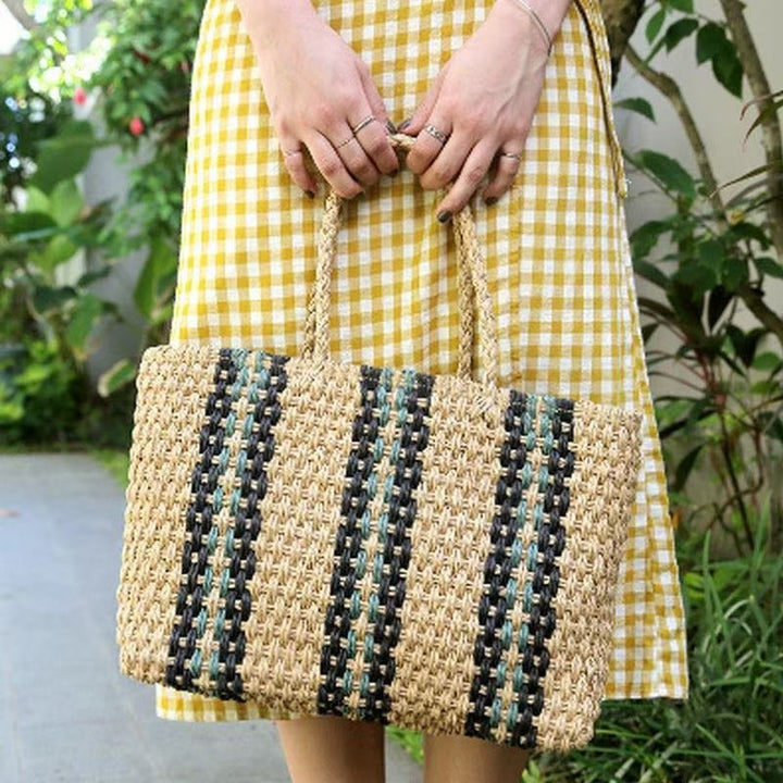 Handtasche aus geflochtenem Naturmaterial mit farbigen Akzenten Skanto
