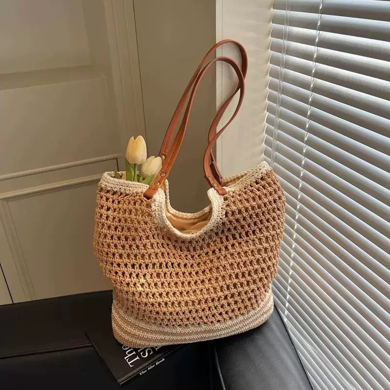 Geflochtene Strandtasche mit Leder-Schulterriemen Skanto