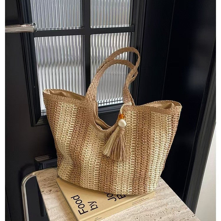 Handgemachte Basttasche mit eleganten Fransen und detaillierter Struktur Skanto