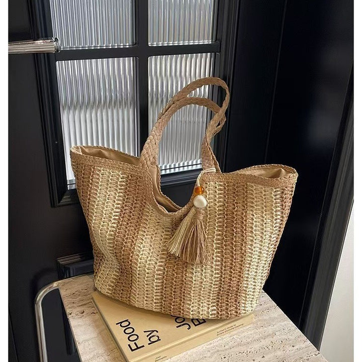 Handgemachte Basttasche mit eleganten Fransen und detaillierter Struktur Skanto