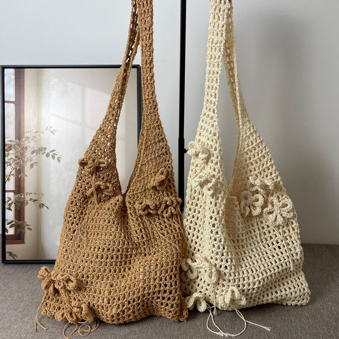 Handgeknüpfte Strandtaschen mit floralem Detail Skanto