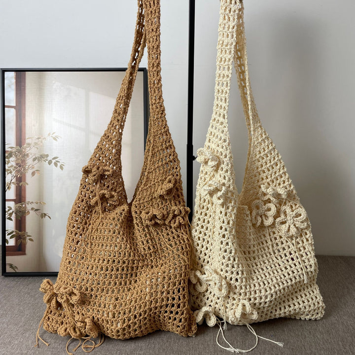 Handgeknüpfte Strandtaschen mit floralem Detail Skanto