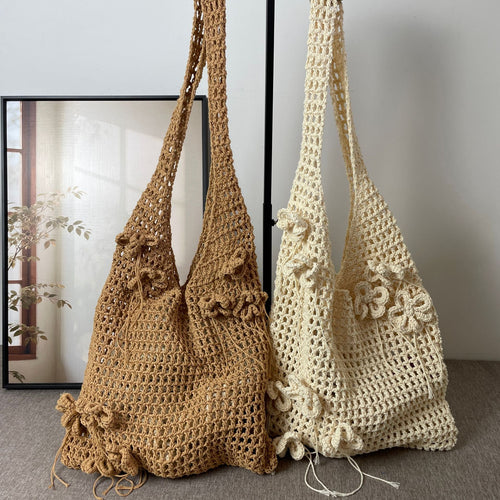 Handgeknüpfte Strandtaschen mit floralem Detail Skanto