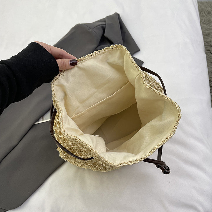 Geflochtene Umhängetasche mit Lederklappe Skanto