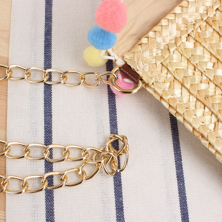 Handgewebte Raffia-Clutch mit dekorativen Pompons Skanto
