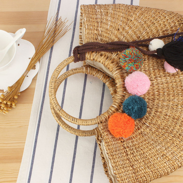 Strohtasche mit bunten Quasten und Pompons Skanto