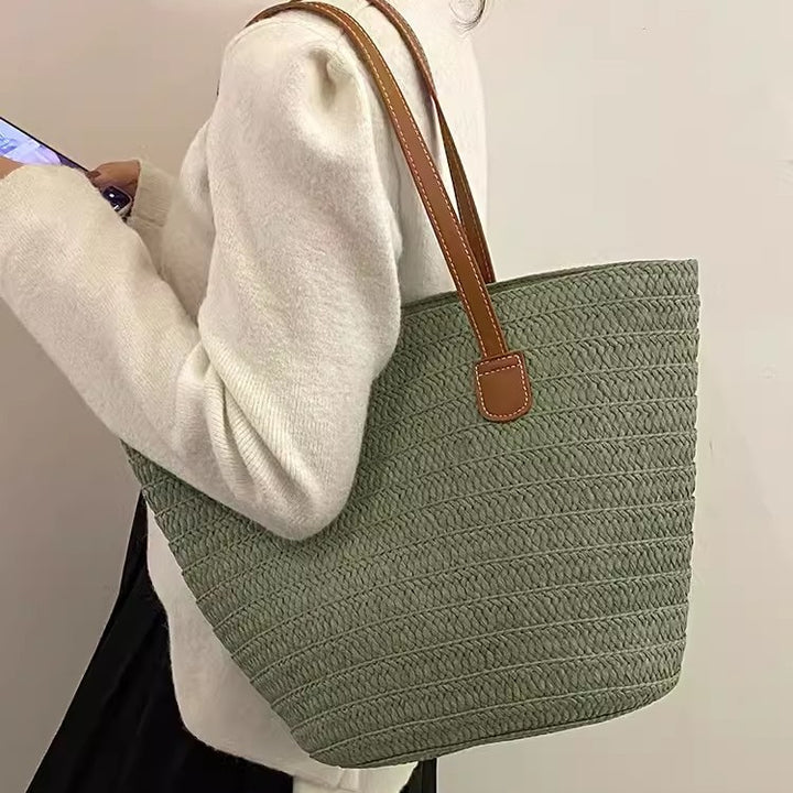 Stylische Strandtasche aus geflochtenem Naturmaterial mit Ledergriffen Skanto