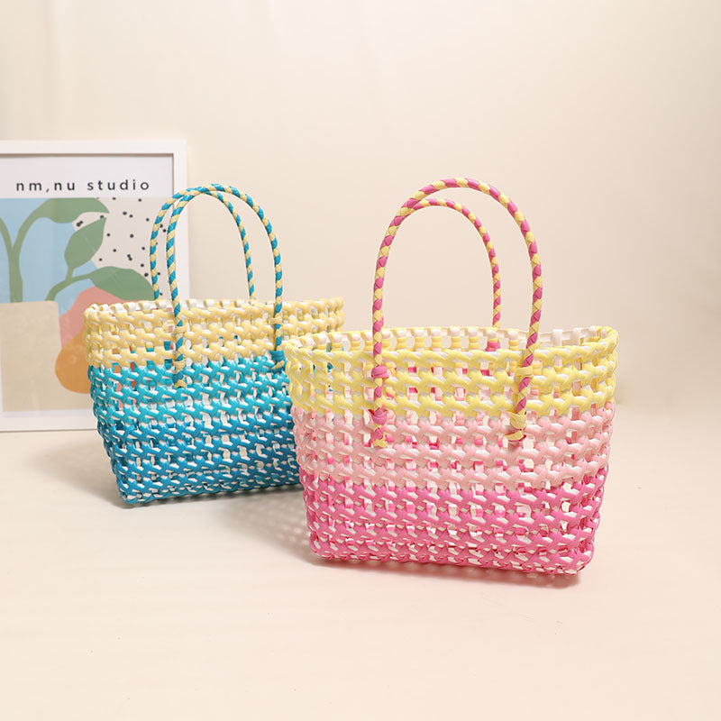 Handgefertigte Strohtasche mit farbigem Ombré Skanto