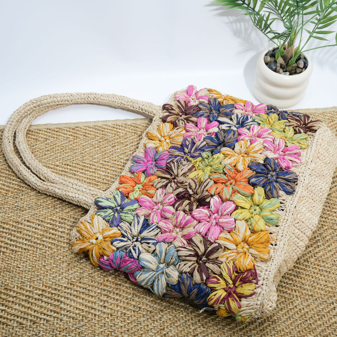 Handgemachte Strohtasche mit floralen Applikationen Skanto