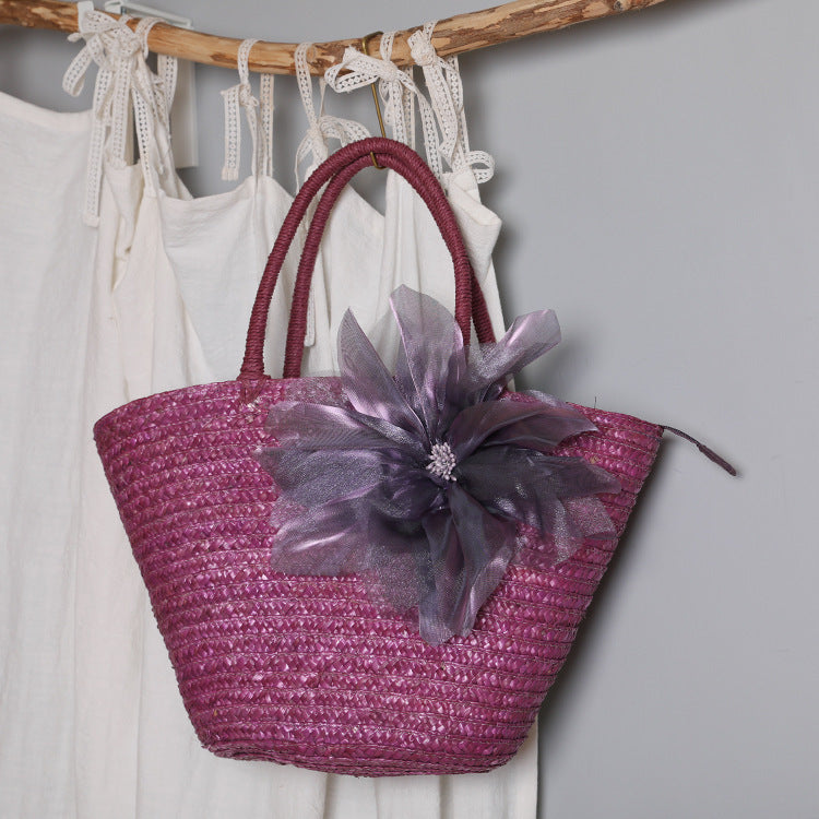 Stylische Korbtasche mit auffälligem Blumendetail Skanto