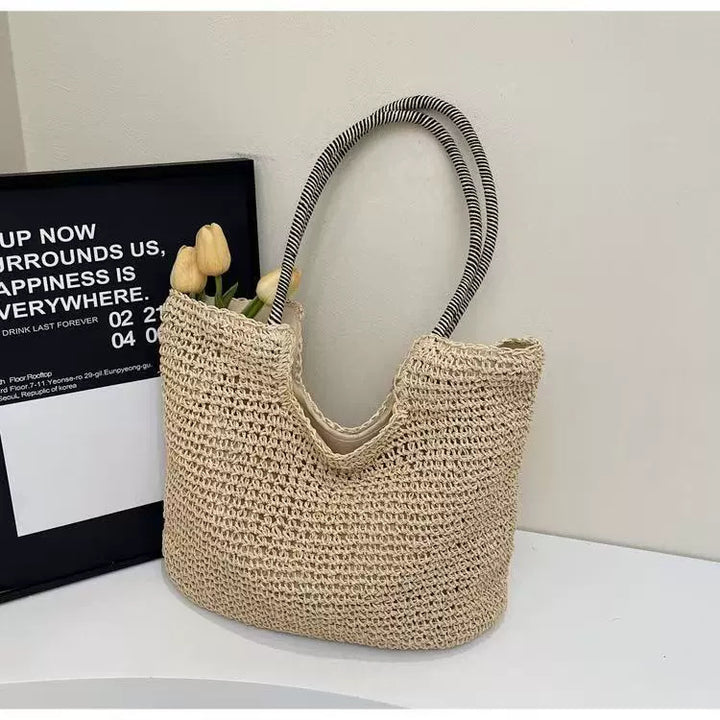 Elegante Handtasche aus handgewebtem Naturmaterial mit gestreiftem Griff Skanto