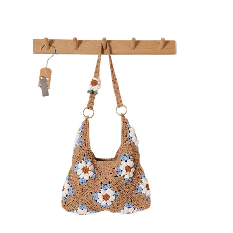 Handgemachte gehäkelte Tasche im Blumendesign Skanto