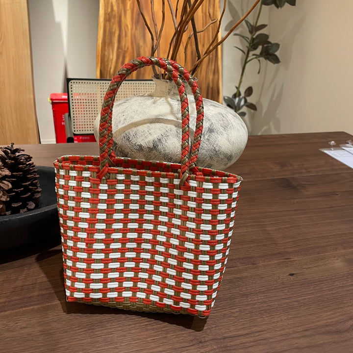 Handgewebte Korbtasche mit farbenfrohem Design Skanto
