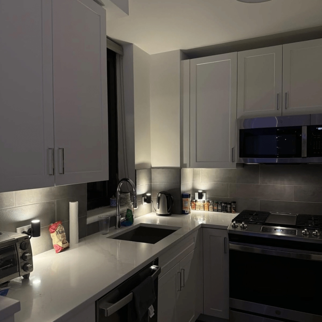 Skanto | Skanto Alova LED-Steckdosen-Wandleuchte – Dimmbares Sensorlicht für Flur, Treppen & Schlafzimmer