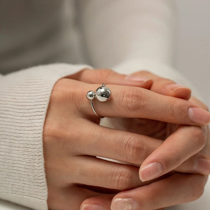 Skanto | 18k Markanter offener Ring mit zwei Kugeln