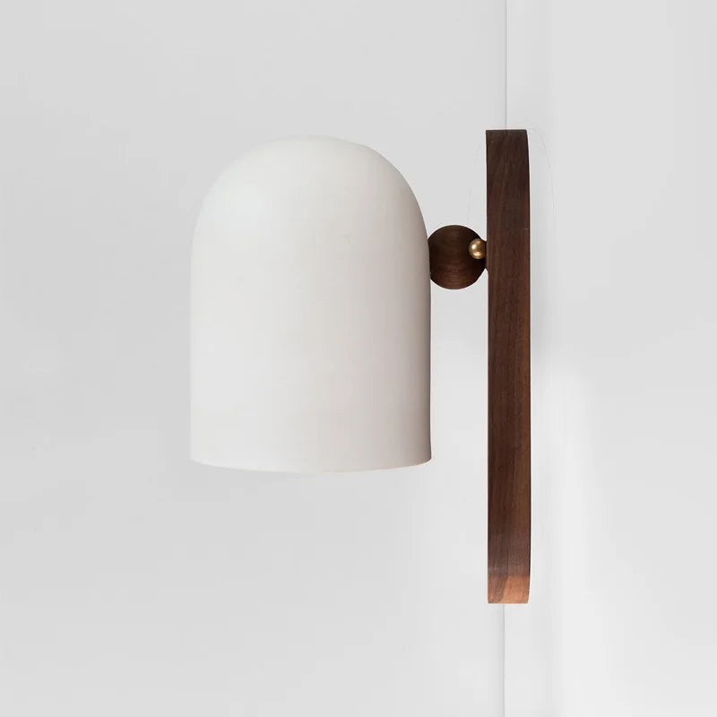 Skanto | TimberSoul – Wabi-Sabi Wandleuchte aus Walnussholz für natürliche Atmosphäre