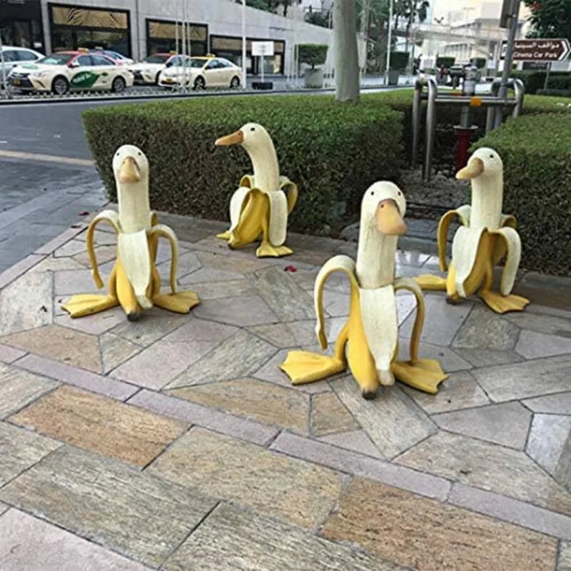 Skanto | Bananen-Ente Skulptur | Verspielte Gartendekoration!