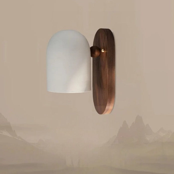 Skanto | TimberSoul – Wabi-Sabi Wandleuchte aus Walnussholz für natürliche Atmosphäre