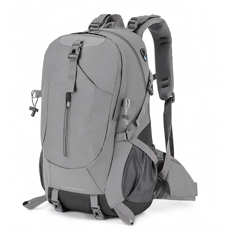Skanto | TrekVault 40 Reise-Rucksack | 40 L Outdoor-Rucksack mit Regenhülle | Für Wandern, Reisen & Alltag | 31 × 20 × 52 cm
