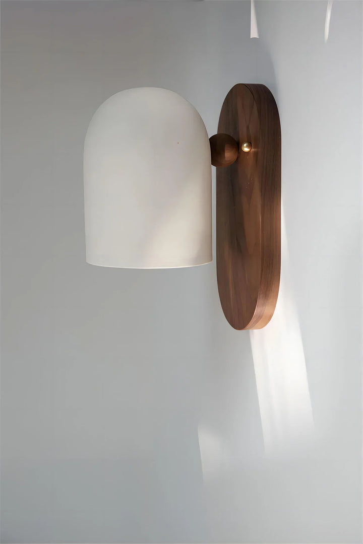 Skanto | TimberSoul – Wabi-Sabi Wandleuchte aus Walnussholz für natürliche Atmosphäre