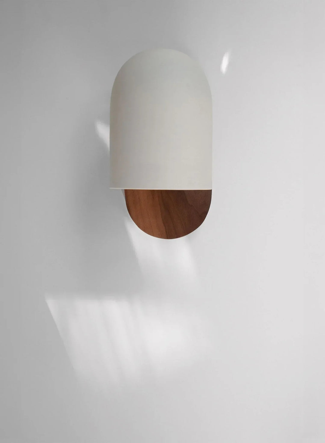 Skanto | TimberSoul – Wabi-Sabi Wandleuchte aus Walnussholz für natürliche Atmosphäre