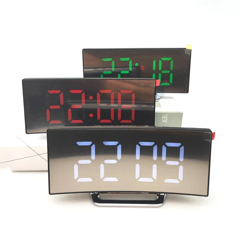 Skanto | LED-Digitalwecker mit gebogenem Bildschirm und USB-Ladefunktion
