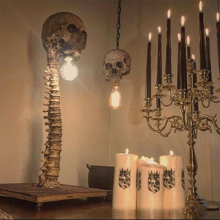 Skanto | Horror-Totenkopf mit Wirbelsäulenlampe