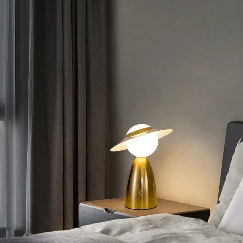 Skanto | Batterie Tischlampe Mann mit Hut