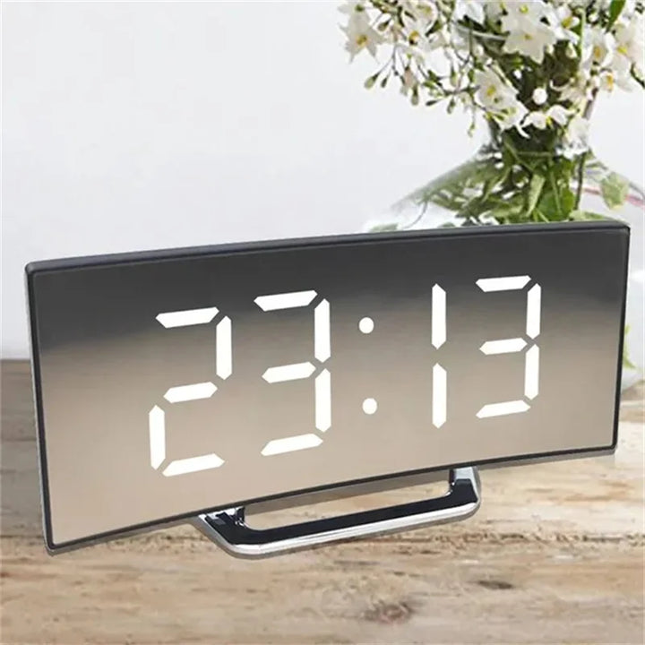Skanto | LED-Digitalwecker mit gebogenem Bildschirm und USB-Ladefunktion