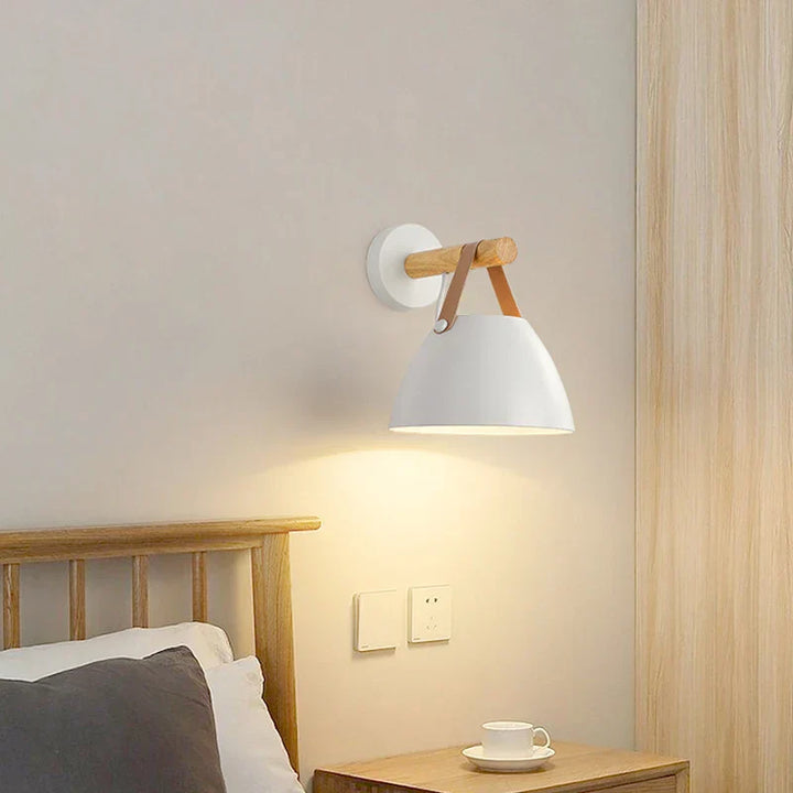 NordicGlow Light - LED-Wandlampe aus Holz mit Lederdetail Skanto