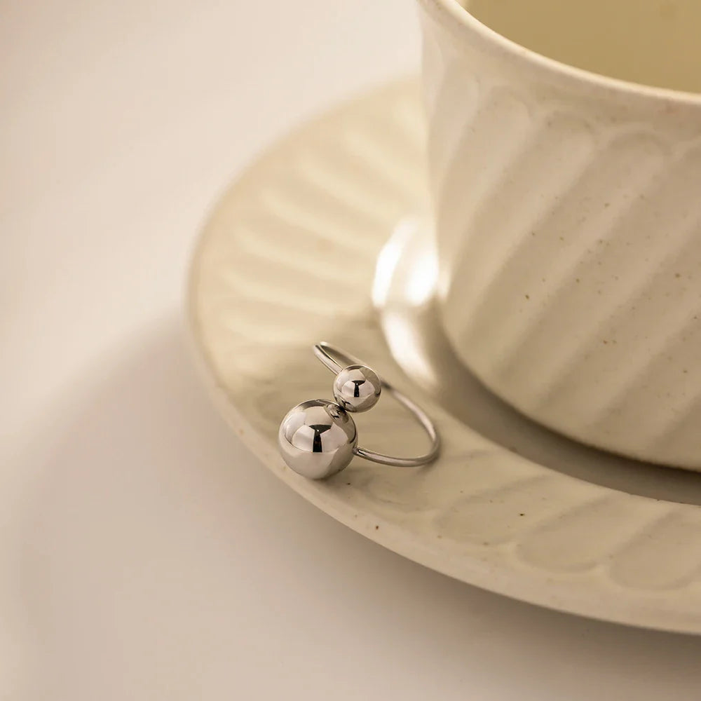 Skanto | 18k Markanter offener Ring mit zwei Kugeln