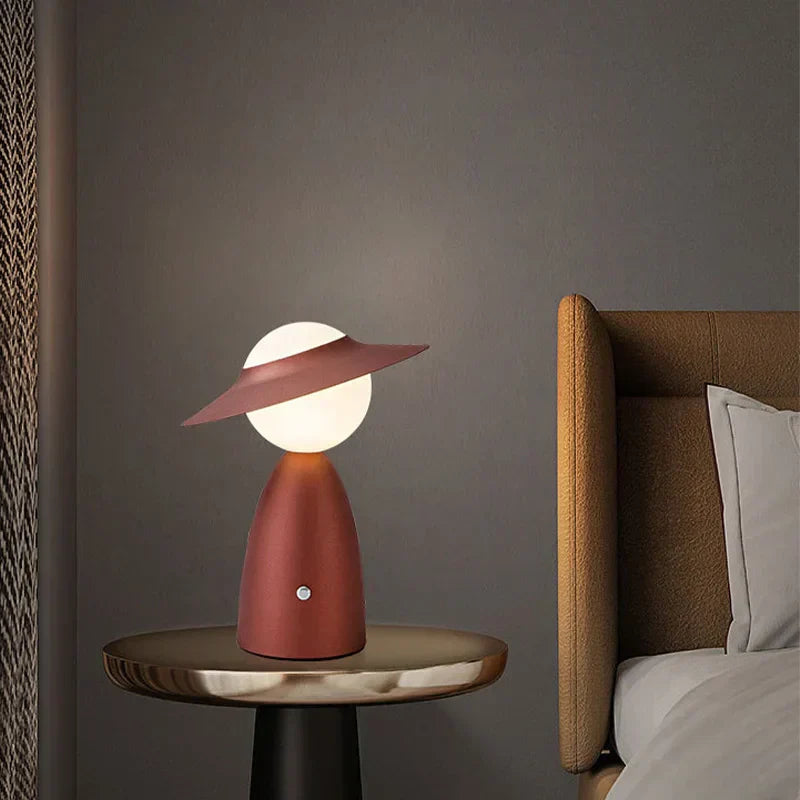 Skanto | Batterie Tischlampe Mann mit Hut