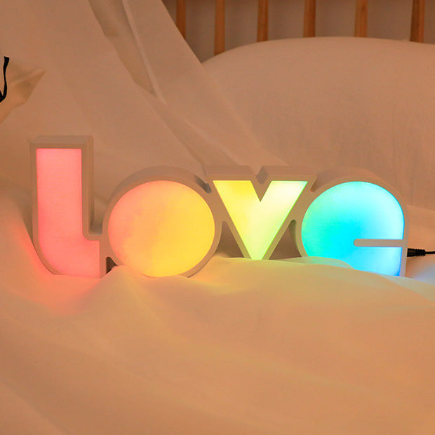 Skanto | Moderne Art Deco wasserdichte PS LOVE Buchstaben LED-Tischlampe für Schlafzimmer