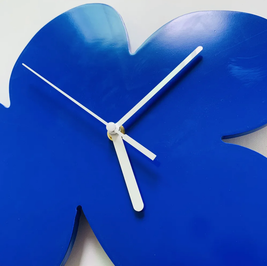 Skanto | Hellblaue geometrische Wanduhr
