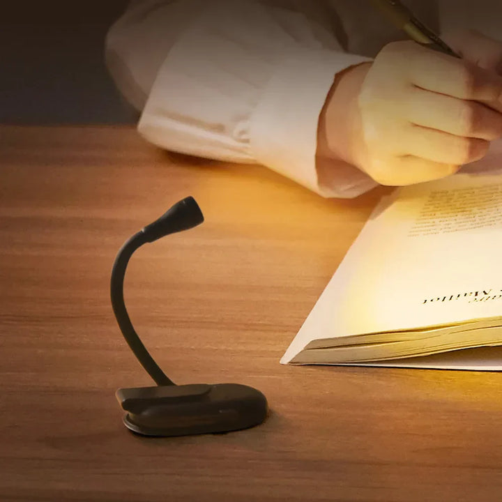 Skanto | Mini Buchlampe – Tragbare Klemmleuchte mit USB-Ladefunktion, dimmbarer LED für Schlafzimmer, Augenschutz und Camping – 360° drehbare Klemm-Buchlampe