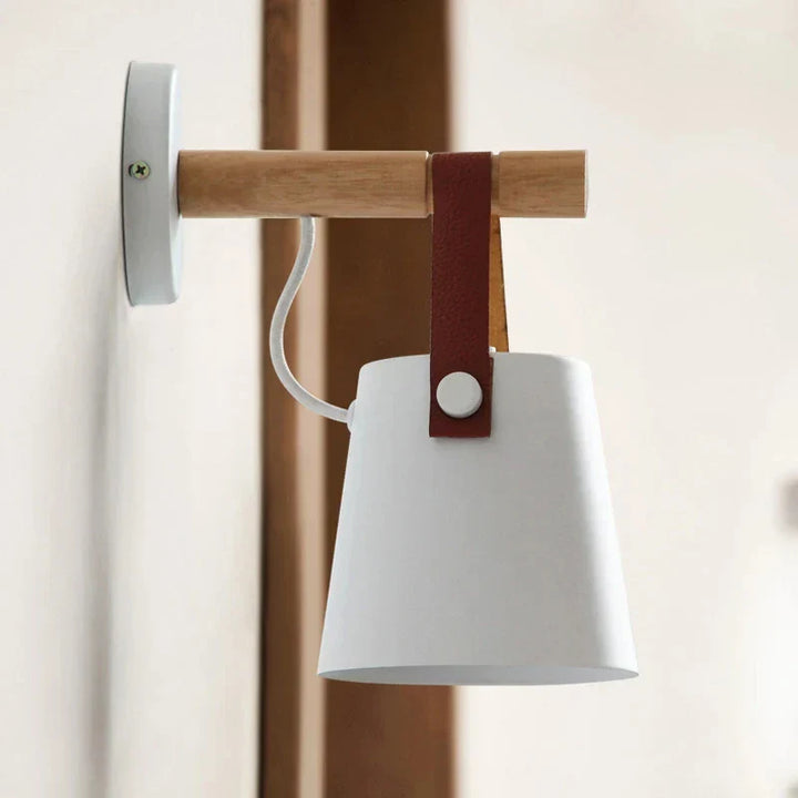 NordicGlow Light - LED-Wandlampe aus Holz mit Lederdetail Skanto