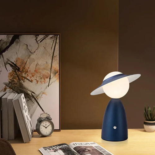 Skanto | Batterie Tischlampe Mann mit Hut