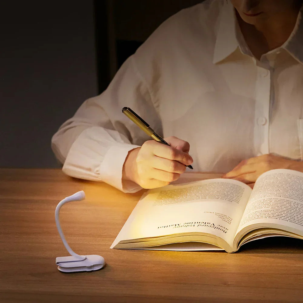 Skanto | Mini Buchlampe – Tragbare Klemmleuchte mit USB-Ladefunktion, dimmbarer LED für Schlafzimmer, Augenschutz und Camping – 360° drehbare Klemm-Buchlampe