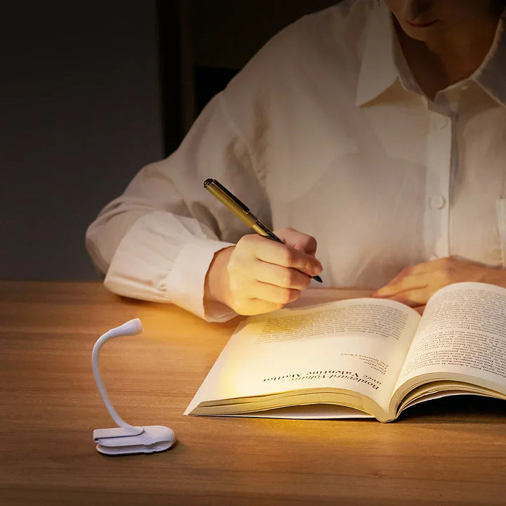 Skanto | Mini Buchlampe – Tragbare Klemmleuchte mit USB-Ladefunktion, dimmbarer LED für Schlafzimmer, Augenschutz und Camping – 360° drehbare Klemm-Buchlampe