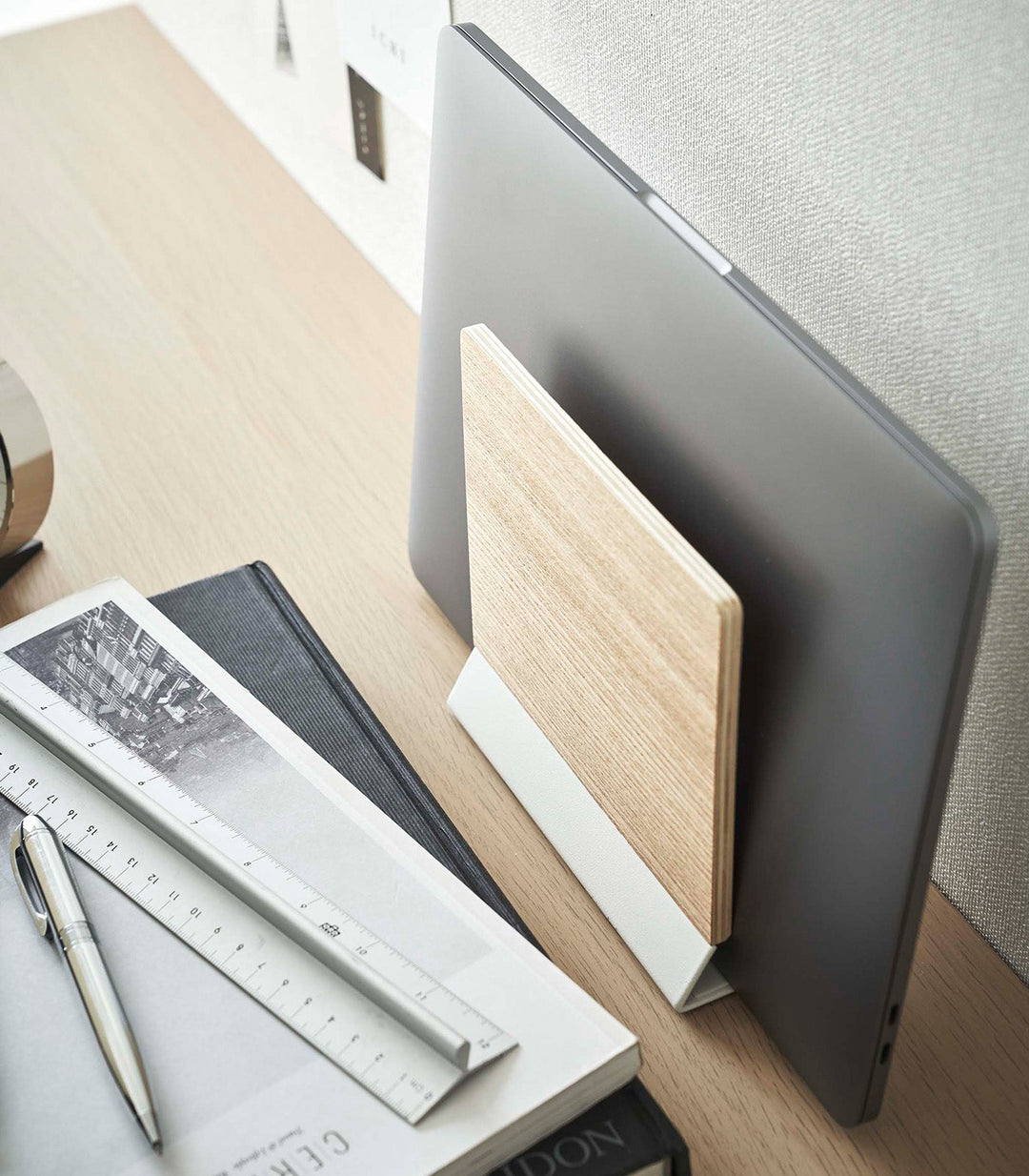 Skanto | Schlanker Laptop-Ständer – Stahl + Holz