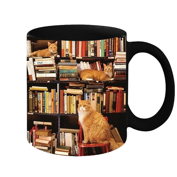 Skanto | Bücherregal Keramik-Kaffeetasse – Geschenk für Katzen- und Buchliebhaber