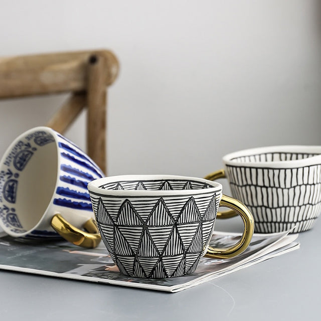 Skanto | Tasse mit abstraktem geometrischem Muster und Goldgriff