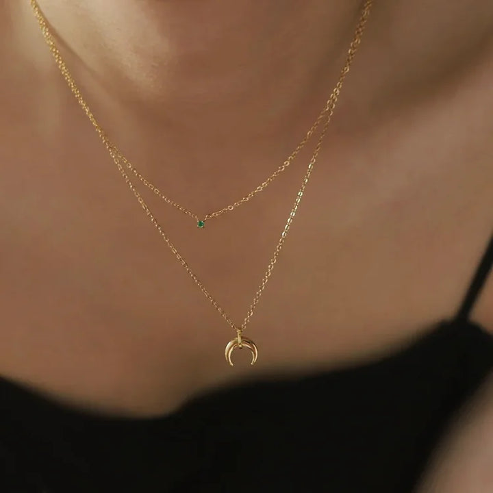 Elegante grüne Diamant-Doppel-Halbmond-Halskette – Selina Kollektion