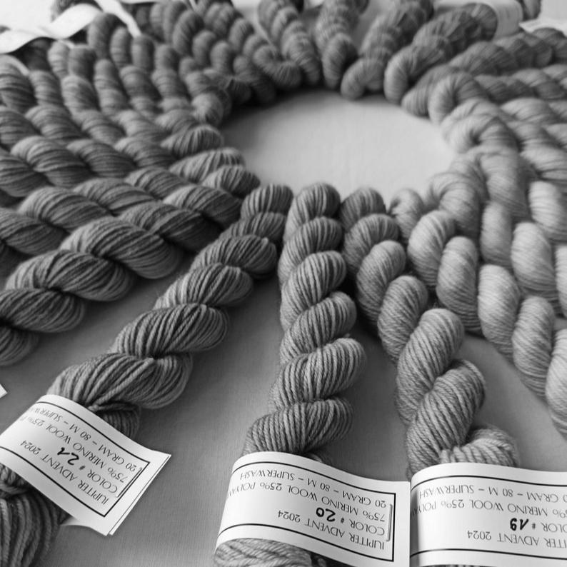 Skanto | WoolMagic – Adventskalender mit 24 Woll-Überraschungen – Für Strick- & Häkelbegeisterte