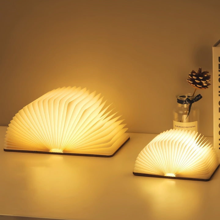 Skanto | 📖 Buchlampe aus Holz – Schreibtischlampe, Geschenk, Dekoleuchte