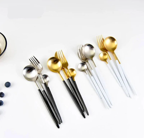 Skanto | LUXURIÖSES UNBEHANDELTES STAHL 24-TEILIGES GOLD-SILBER BESTECKSSET